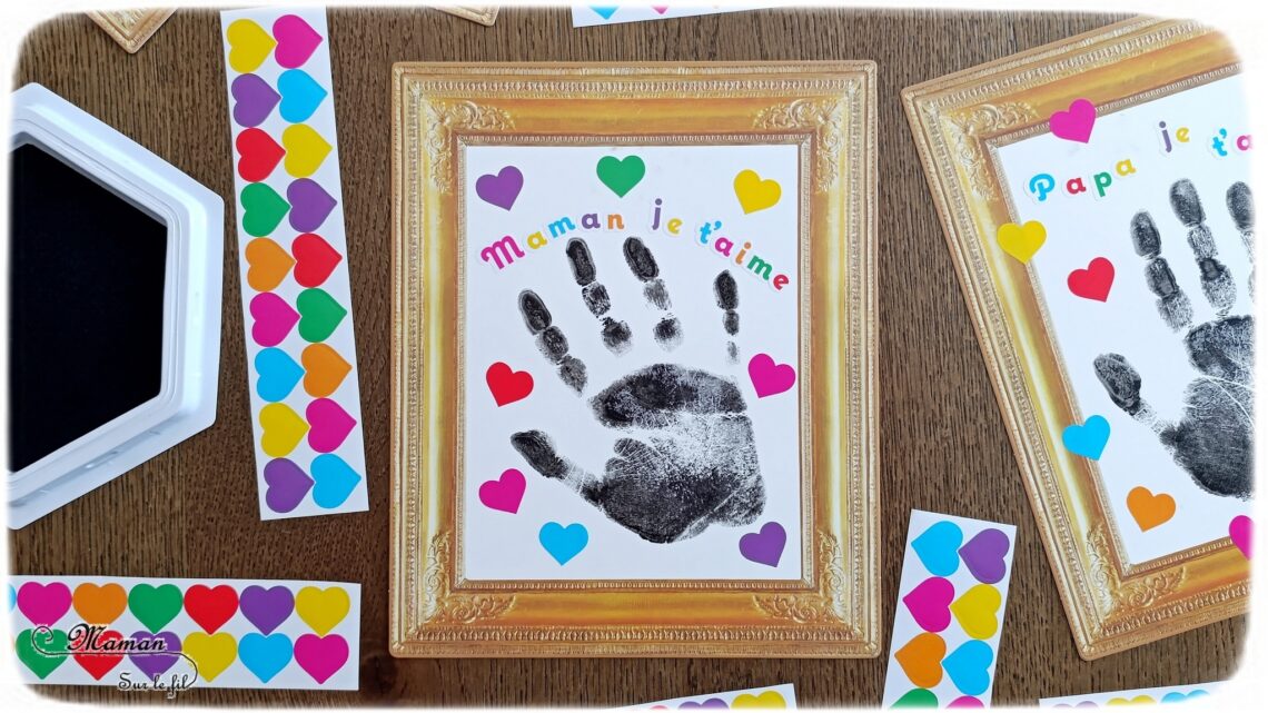 Tableaux empreintes de main et gommettes pour la fête des parents : activité créative et manuelle enfants - Le tutoriel et matériel viennent de chez 10 Doigts - Kit tout comrpris pour un cadeau DIY et Fait maison pour la fête des mères ou des pères - Empreinte de main avec encre noire - Gommettes Coeurs et Je t'aime colorées - Jolis cadres anciens en cartes fortes - Bricolage et cadeau DIY - Bricolage Fait maison à offrir - Fête des mères, pères, grands-mères, grands-pères, parents - Pour les enseignants en fin d'année - Thème Fêtes, amour, amitié, Saint-Valentin - Bricolage sympa et facile - Arts visuels Maternelle et cycle 2 - Maternelle et élémentaire - Créativité - Cycle 1 ou 2 - tutoriel photos - mslf