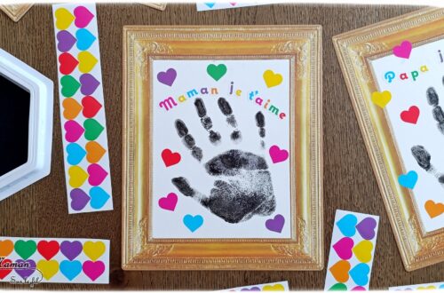 Tableaux empreintes de main et gommettes pour la fête des parents : activité créative et manuelle enfants - Le tutoriel et matériel viennent de chez 10 Doigts - Kit tout comrpris pour un cadeau DIY et Fait maison pour la fête des mères ou des pères - Empreinte de main avec encre noire - Gommettes Coeurs et Je t'aime colorées - Jolis cadres anciens en cartes fortes - Bricolage et cadeau DIY - Bricolage Fait maison à offrir - Fête des mères, pères, grands-mères, grands-pères, parents - Pour les enseignants en fin d'année - Thème Fêtes, amour, amitié, Saint-Valentin - Bricolage sympa et facile - Arts visuels Maternelle et cycle 2 - Maternelle et élémentaire - Créativité - Cycle 1 ou 2 - tutoriel photos - mslf