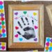 Tableaux empreintes de main et gommettes pour la fête des parents : activité créative et manuelle enfants - Le tutoriel et matériel viennent de chez 10 Doigts - Kit tout comrpris pour un cadeau DIY et Fait maison pour la fête des mères ou des pères - Empreinte de main avec encre noire - Gommettes Coeurs et Je t'aime colorées - Jolis cadres anciens en cartes fortes - Bricolage et cadeau DIY - Bricolage Fait maison à offrir - Fête des mères, pères, grands-mères, grands-pères, parents - Pour les enseignants en fin d'année - Thème Fêtes, amour, amitié, Saint-Valentin - Bricolage sympa et facile - Arts visuels Maternelle et cycle 2 - Maternelle et élémentaire - Créativité - Cycle 1 ou 2 - tutoriel photos - mslf