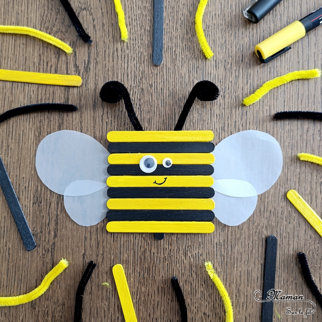Fabriquer une abeille avec des bâtonnets de glace en bois : activité créative, récup et manuelle enfants - Recyclage, surcyclage de bâtonnets en bois - Peinture, collage - Yeux mobiles, fils chenille pour les antennes et papier calque pour les ailes - Abeille carrée mignonne - Thème Insectes et petites bêtes, printemps - Bricolage et décoration sympa et facile - Arts visuels maternelle et élémentaire - Cycles 1 et 2 - Créativité - tutoriel photos - mslf