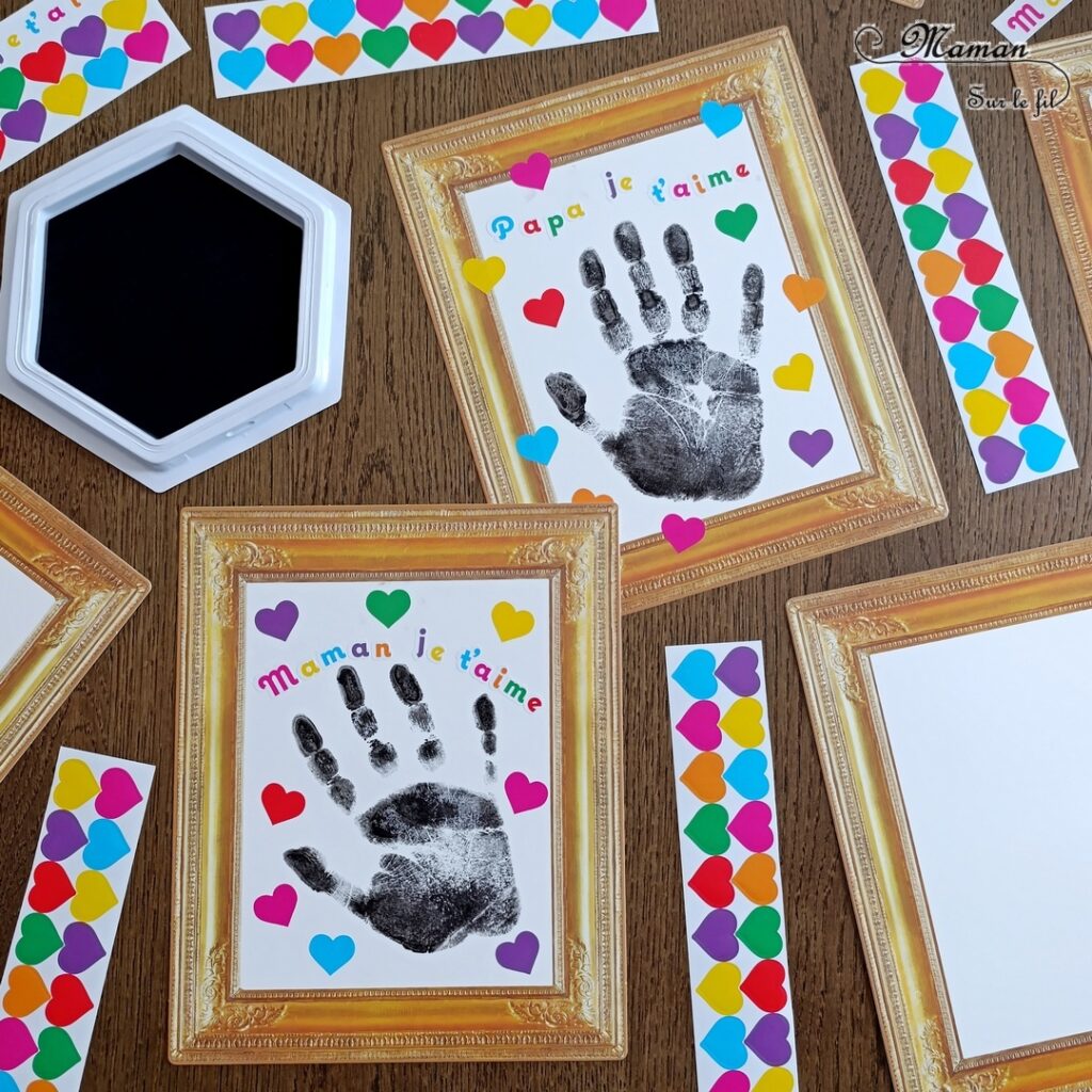 Tableaux empreintes de main et gommettes pour la fête des parents : activité créative et manuelle enfants - Le tutoriel et matériel viennent de chez 10 Doigts - Kit tout comrpris pour un cadeau DIY et Fait maison pour la fête des mères ou des pères - Empreinte de main avec encre noire - Gommettes Coeurs et Je t'aime colorées - Jolis cadres anciens en cartes fortes - Bricolage et cadeau DIY - Bricolage Fait maison à offrir - Fête des mères, pères, grands-mères, grands-pères, parents - Pour les enseignants en fin d'année - Thème Fêtes, amour, amitié, Saint-Valentin - Bricolage sympa et facile - Arts visuels Maternelle et cycle 2 - Maternelle et élémentaire - Créativité - Cycle 1 ou 2 - tutoriel photos - mslf