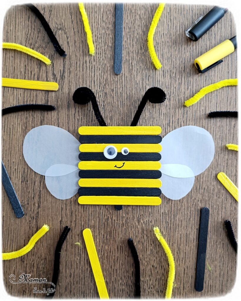 Fabriquer une abeille avec des bâtonnets de glace en bois : activité créative, récup et manuelle enfants - Recyclage, surcyclage de bâtonnets en bois - Peinture, collage - Yeux mobiles, fils chenille pour les antennes et papier calque pour les ailes - Abeille carrée mignonne - Thème Insectes et petites bêtes, printemps - Bricolage et décoration sympa et facile - Arts visuels maternelle et élémentaire - Cycles 1 et 2 - Créativité - tutoriel photos - mslf