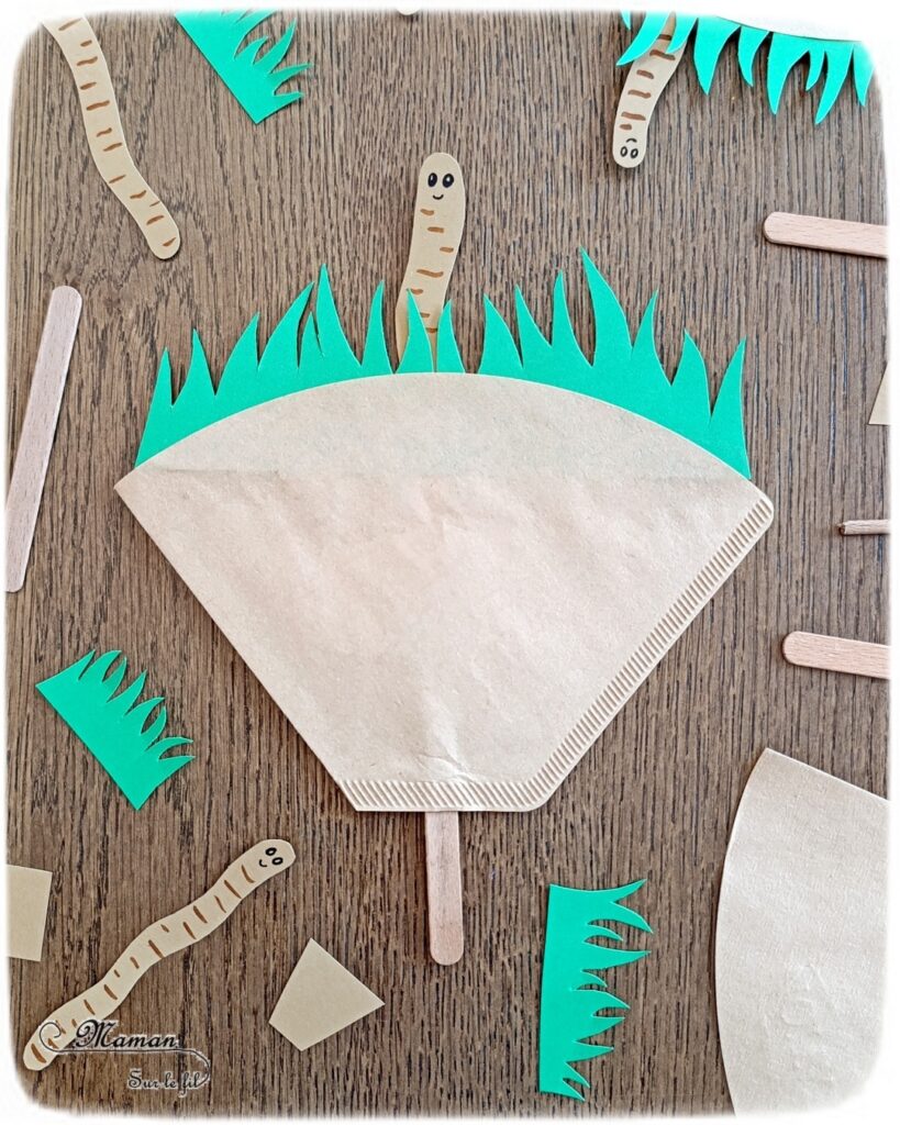 Fabriquer un mignon ver de terre qui sort de terre : activité créative, recyclage et manuelle enfants - Récup' de bâtonnets de glace en bois ou de pics à brochettes, et de filtres à café - Découpage, collage de l'herbe - Ver de terre qui se cache, coulisse et apparaît - Surcyclage - Thème Insectes et petites bêtes, printemps, animaux de la forêt - Bricolage et décoration sympa et facile - Arts visuels maternelle et élémentaire - Cycles 1 et 2 - Créativité - tutoriel photos et vidéo - mslf