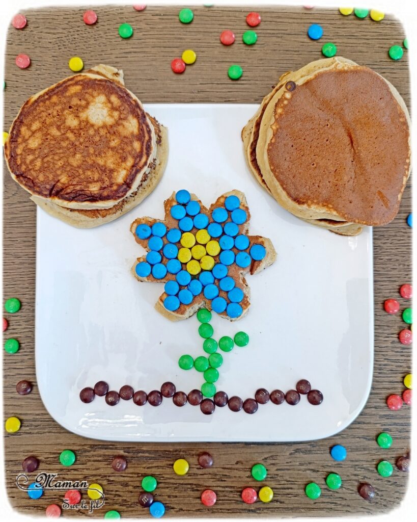 Transformer un pancake en fleur avec des bonbons : activité créative, cuisine et manuelle enfants - Cuisiner avec les enfants - Recette de pancake sans sucre ajouté avec de la compote de pommes - Décoration avec des bonbons type smarties ou mini M&M's - Goûter ou petit déjeuner rigolo - Simple, coloré et joli - Thème Fleurs, printemps, couleurs - Décoration sympa et facile - Cuisine maternelle et élémentaire - Cycles 1 et 2 - Créativité - tutoriel photos - mslf