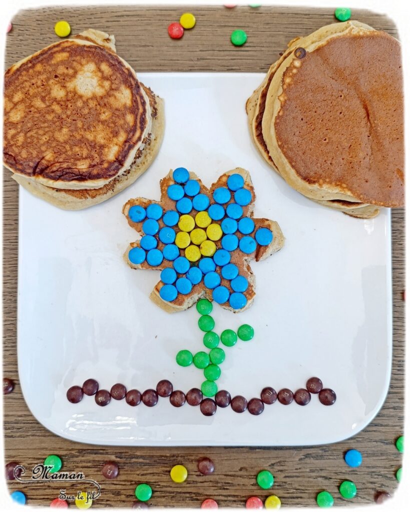 Transformer un pancake en fleur avec des bonbons : activité créative, cuisine et manuelle enfants - Cuisiner avec les enfants - Recette de pancake sans sucre ajouté avec de la compote de pommes - Décoration avec des bonbons type smarties ou mini M&M's - Goûter ou petit déjeuner rigolo - Simple, coloré et joli - Thème Fleurs, printemps, couleurs - Décoration sympa et facile - Cuisine maternelle et élémentaire - Cycles 1 et 2 - Créativité - tutoriel photos - mslf