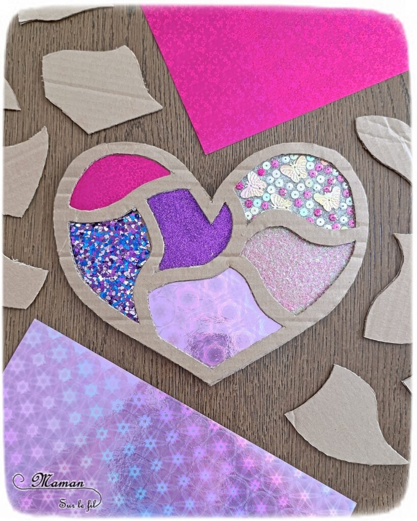 Fabriquer un coeur brillant tout en paillettes et carton : activité créative, recyclage et manuelle enfants - Récup', recyclage, surcyclage de carton -Découpage, collage - Paillettes, sequins, papiers brillants et holographiques - Cadeau DIY, fait maison à offrir pour la fête des mères, pères, grands-mères, grands-pères, parents - Amour, amitié, Saint Valentin - Bricolage et décoration sympa et facile - Arts visuels maternelle et élémentaire - Cycles 1 et 2 - Créativité - tutoriel photos - mslf