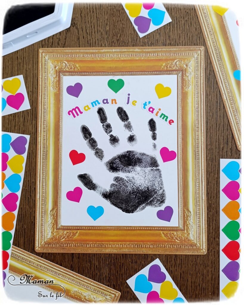 Tableaux empreintes de main et gommettes pour la fête des parents : activité créative et manuelle enfants - Le tutoriel et matériel viennent de chez 10 Doigts - Kit tout comrpris pour un cadeau DIY et Fait maison pour la fête des mères ou des pères - Empreinte de main avec encre noire - Gommettes Coeurs et Je t'aime colorées - Jolis cadres anciens en cartes fortes - Bricolage et cadeau DIY - Bricolage Fait maison à offrir - Fête des mères, pères, grands-mères, grands-pères, parents - Pour les enseignants en fin d'année - Thème Fêtes, amour, amitié, Saint-Valentin - Bricolage sympa et facile - Arts visuels Maternelle et cycle 2 - Maternelle et élémentaire - Créativité - Cycle 1 ou 2 - tutoriel photos - mslf