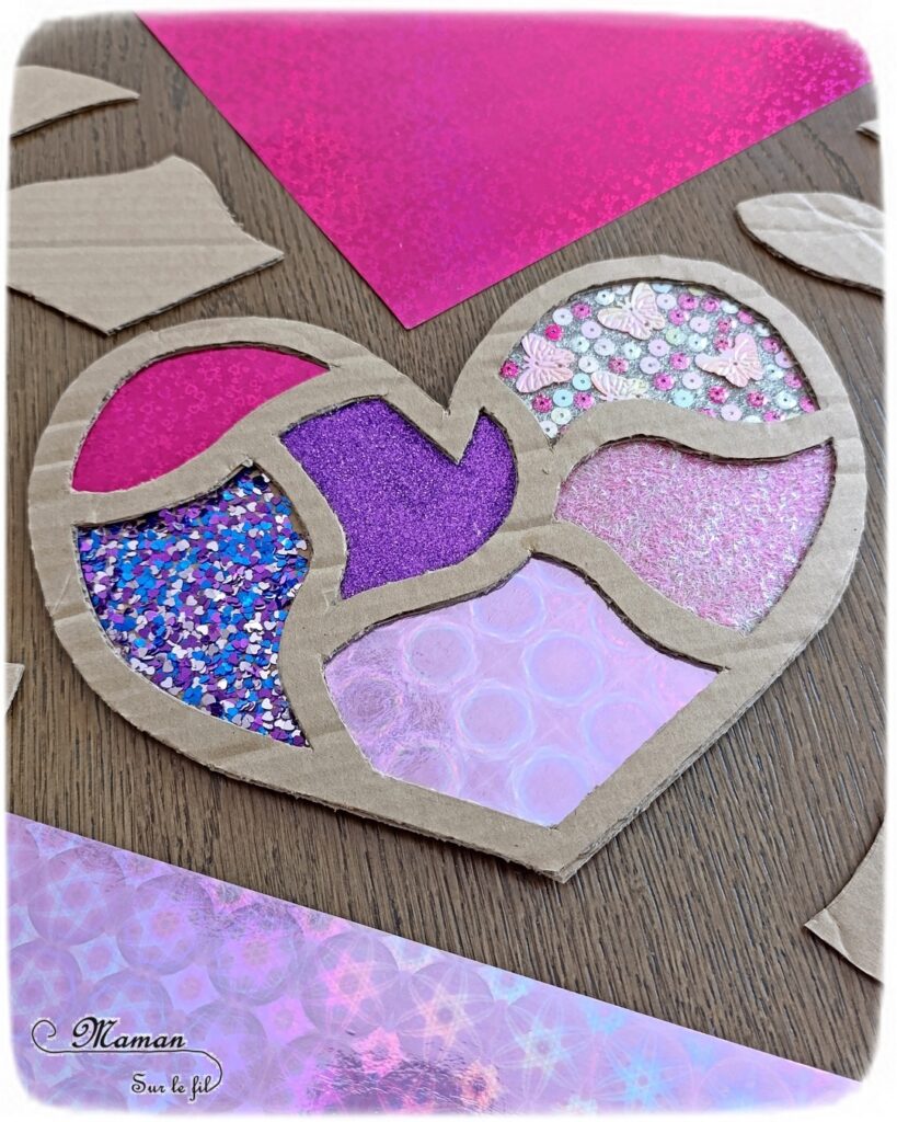 Fabriquer un coeur brillant tout en paillettes et carton : activité créative, recyclage et manuelle enfants - Récup', recyclage, surcyclage de carton -Découpage, collage - Paillettes, sequins, papiers brillants et holographiques - Cadeau DIY, fait maison à offrir pour la fête des mères, pères, grands-mères, grands-pères, parents - Amour, amitié, Saint Valentin - Bricolage et décoration sympa et facile - Arts visuels maternelle et élémentaire - Cycles 1 et 2 - Créativité - tutoriel photos - mslf