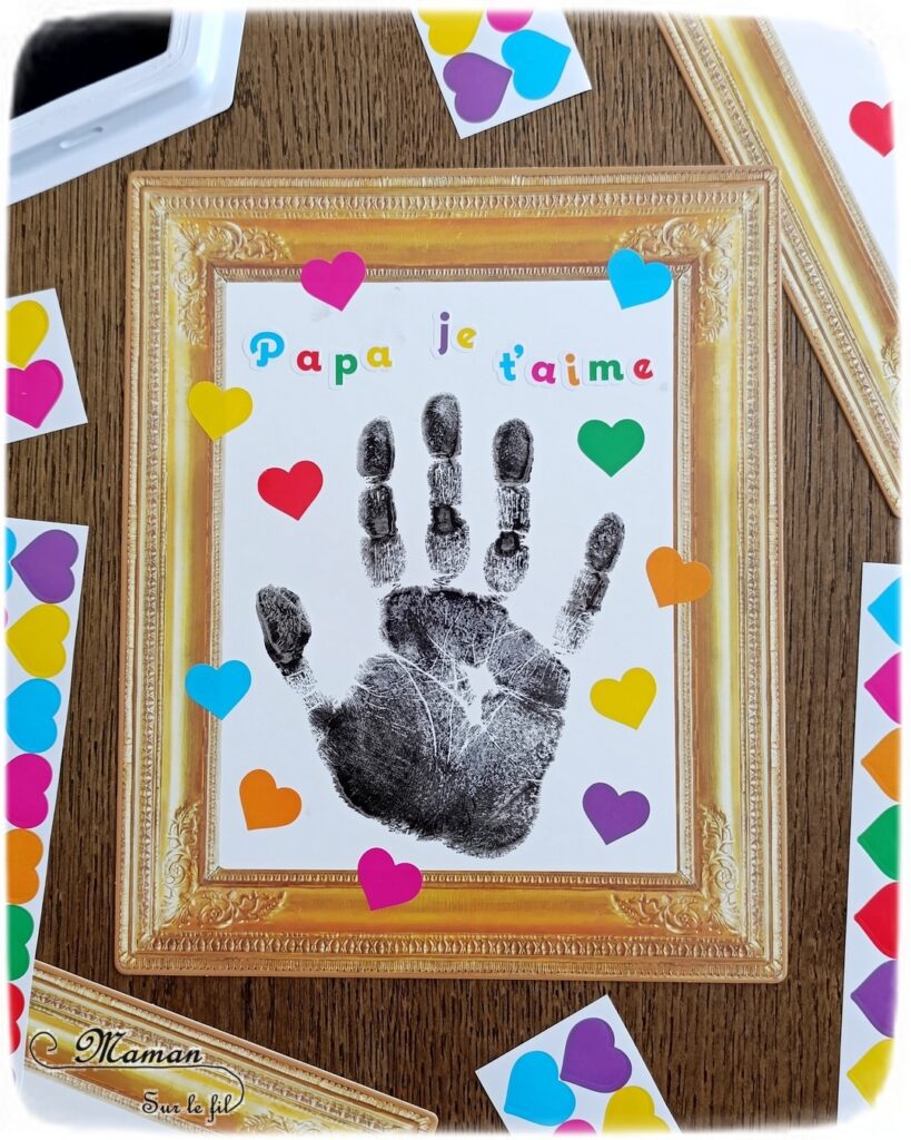 Tableaux empreintes de main et gommettes pour la fête des parents : activité créative et manuelle enfants - Le tutoriel et matériel viennent de chez 10 Doigts - Kit tout comrpris pour un cadeau DIY et Fait maison pour la fête des mères ou des pères - Empreinte de main avec encre noire - Gommettes Coeurs et Je t'aime colorées - Jolis cadres anciens en cartes fortes - Bricolage et cadeau DIY - Bricolage Fait maison à offrir - Fête des mères, pères, grands-mères, grands-pères, parents - Pour les enseignants en fin d'année - Thème Fêtes, amour, amitié, Saint-Valentin - Bricolage sympa et facile - Arts visuels Maternelle et cycle 2 - Maternelle et élémentaire - Créativité - Cycle 1 ou 2 - tutoriel photos - mslf