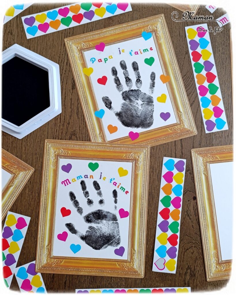 Tableaux empreintes de main et gommettes pour la fête des parents : activité créative et manuelle enfants - Le tutoriel et matériel viennent de chez 10 Doigts - Kit tout comrpris pour un cadeau DIY et Fait maison pour la fête des mères ou des pères - Empreinte de main avec encre noire - Gommettes Coeurs et Je t'aime colorées - Jolis cadres anciens en cartes fortes - Bricolage et cadeau DIY - Bricolage Fait maison à offrir - Fête des mères, pères, grands-mères, grands-pères, parents - Pour les enseignants en fin d'année - Thème Fêtes, amour, amitié, Saint-Valentin - Bricolage sympa et facile - Arts visuels Maternelle et cycle 2 - Maternelle et élémentaire - Créativité - Cycle 1 ou 2 - tutoriel photos - mslf