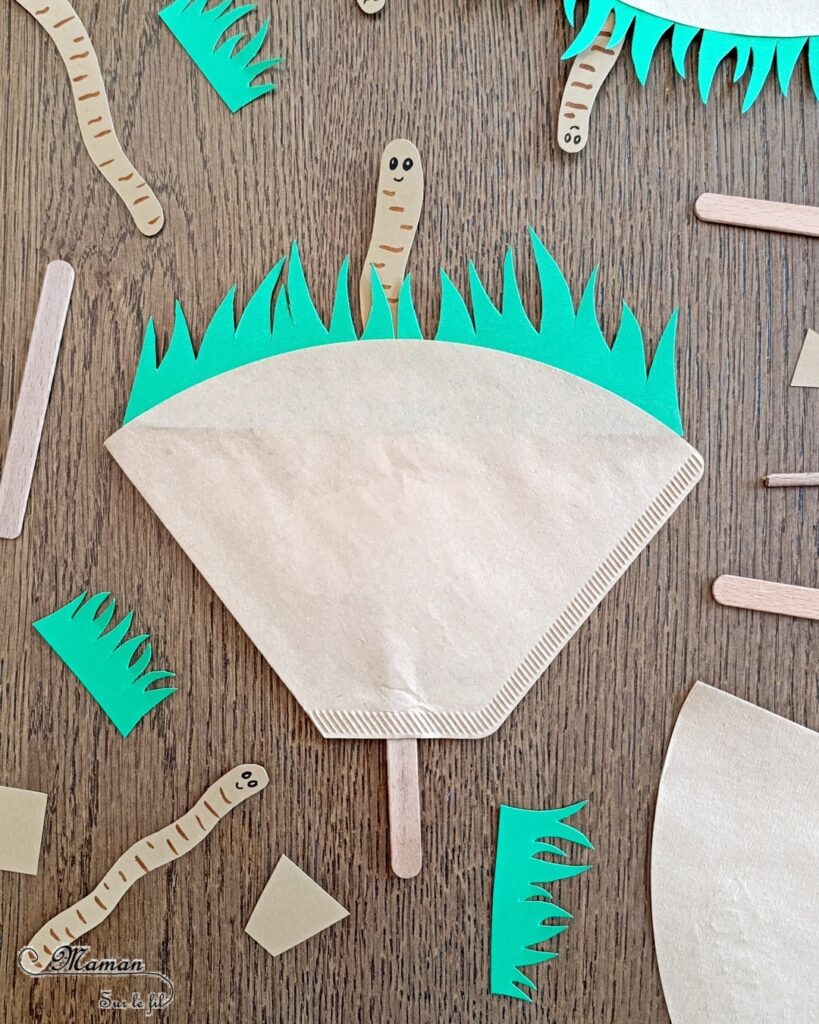 Fabriquer un mignon ver de terre qui sort de terre : activité créative, recyclage et manuelle enfants - Récup' de bâtonnets de glace en bois ou de pics à brochettes, et de filtres à café - Découpage, collage de l'herbe - Ver de terre qui se cache, coulisse et apparaît - Surcyclage - Thème Insectes et petites bêtes, printemps, animaux de la forêt - Bricolage et décoration sympa et facile - Arts visuels maternelle et élémentaire - Cycles 1 et 2 - Créativité - tutoriel photos et vidéo - mslf