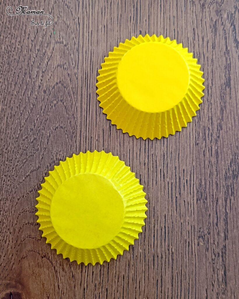 Fabriquer des baguettes magiques Soleils avec des caissettes à cupcakes : activité créative et manuelle enfants - Recyclage, surcyclage de papier bulle - Découpage et collage - Bâtonnets en bois et bouts de laine pour la décoration - Thème météo, ciel, soleil, été - Bricolage et décoration sympa et facile - Arts visuels maternelle et élémentaire - Cycles 1 et 2 - Créativité - tutoriel photos - mslf