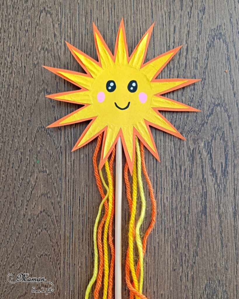 Fabriquer des baguettes magiques Soleils avec des caissettes à cupcakes : activité créative et manuelle enfants - Recyclage, surcyclage de papier bulle - Découpage et collage - Bâtonnets en bois et bouts de laine pour la décoration - Thème météo, ciel, soleil, été - Bricolage et décoration sympa et facile - Arts visuels maternelle et élémentaire - Cycles 1 et 2 - Créativité - tutoriel photos - mslf