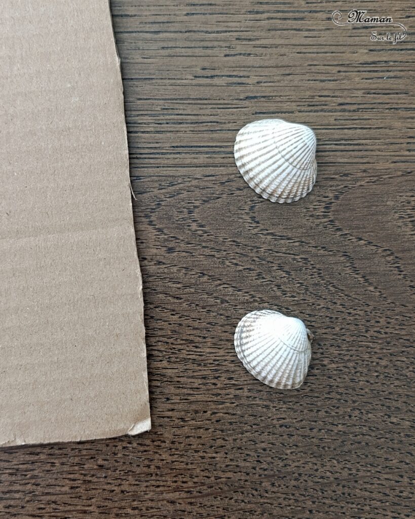 Fabriquer des castagnettes d'été en récup' : activité créative, récup et manuelle enfants - Recyclage, surcyclage de carton et de coquillages - Bricolage rapide pour la fête de la musique - Peinture avec de la gouache en stick - Instruments de musique DIY, fait maison - Thème Fête de la musique, été, plage, coquillages - Bricolage et décoration sympa et facile - Arts visuels maternelle et élémentaire - Cycles 1 et 2 - Créativité - tutoriel photos - mslf