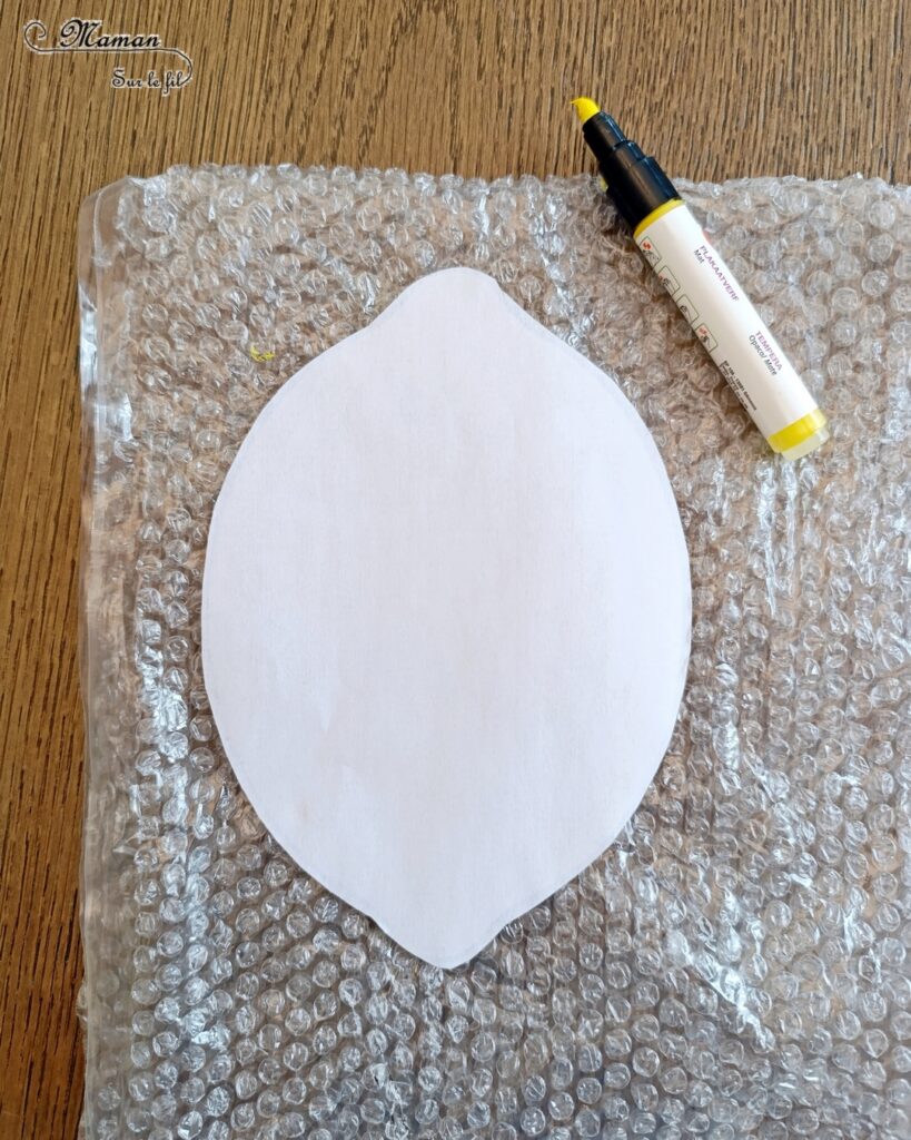 Créer un citron avec du papier à bulles et de la peinture : activité créative, récup et manuelle enfants - Recyclage, surcyclage de papier bulle - Découpage et collage de papier - Peinture sur papier à bulles - Bâton pour la queue du citron - Land Art et Nature - Thème Fruits et légumes, potager, printemps, été - Bricolage et décoration sympa et facile - Arts visuels maternelle et élémentaire - Cycles 1 et 2 - Créativité - tutoriel photos - mslf