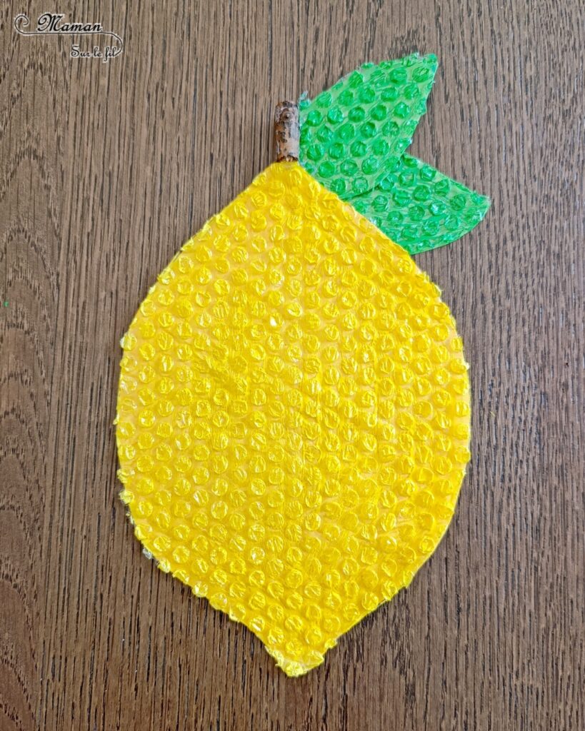 Créer un citron avec du papier à bulles et de la peinture : activité créative, récup et manuelle enfants - Recyclage, surcyclage de papier bulle - Découpage et collage de papier - Peinture sur papier à bulles - Bâton pour la queue du citron - Land Art et Nature - Thème Fruits et légumes, potager, printemps, été - Bricolage et décoration sympa et facile - Arts visuels maternelle et élémentaire - Cycles 1 et 2 - Créativité - tutoriel photos - mslf