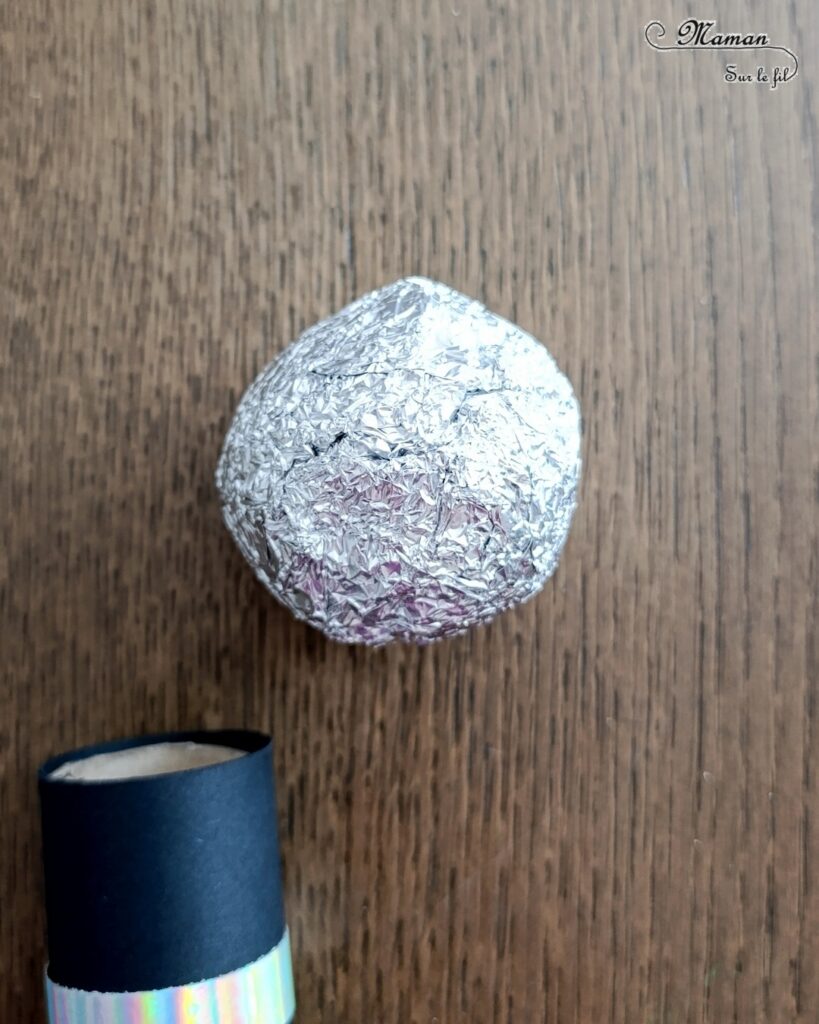 Fabriquer un micro en récup' : activité créative, récup et manuelle enfants - Recyclage, surcyclage d'un rouleau de papier toilette en carton (rouleau de PQ) - Bricolage rapide pour la fête de la musique - Découpage et collage de papier - Mouchoirs, essuie-tout, papier alu - Thème Fête de la musique, chant - Bricolage et décoration sympa et facile - Arts visuels maternelle et élémentaire - Cycles 1 et 2 - Créativité - tutoriel photos - mslf