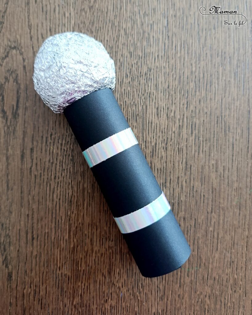 Fabriquer un micro en récup' : activité créative, récup et manuelle enfants - Recyclage, surcyclage d'un rouleau de papier toilette en carton (rouleau de PQ) - Bricolage rapide pour la fête de la musique - Découpage et collage de papier - Mouchoirs, essuie-tout, papier alu - Thème Fête de la musique, chant - Bricolage et décoration sympa et facile - Arts visuels maternelle et élémentaire - Cycles 1 et 2 - Créativité - tutoriel photos - mslf