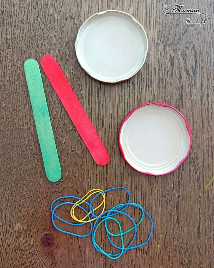 Fabriquer des mini banjos colorés en récup' : activité créative, récup et manuelle enfants - Recyclage, surcyclage de bouchons métalliques, d'élastiques et de bâtonnets en bois colorés - Bricolage rapide pour la fête de la musique - Découpage et collage de papier à motifs - Instruments de musique DIY, fait maison - Thème Fête de la musique - Bricolage et décoration sympa et facile - Arts visuels maternelle et élémentaire - Cycles 1 et 2 - Créativité - tutoriel photos - mslf