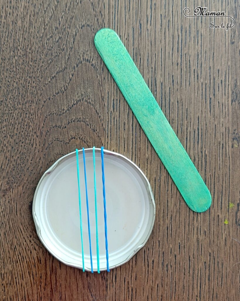 Fabriquer des mini banjos colorés en récup' : activité créative, récup et manuelle enfants - Recyclage, surcyclage de bouchons métalliques, d'élastiques et de bâtonnets en bois colorés - Bricolage rapide pour la fête de la musique - Découpage et collage de papier à motifs - Instruments de musique DIY, fait maison - Thème Fête de la musique - Bricolage et décoration sympa et facile - Arts visuels maternelle et élémentaire - Cycles 1 et 2 - Créativité - tutoriel photos - mslf