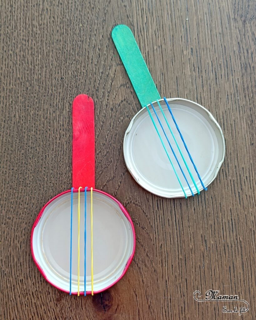 Fabriquer des mini banjos colorés en récup' : activité créative, récup et manuelle enfants - Recyclage, surcyclage de bouchons métalliques, d'élastiques et de bâtonnets en bois colorés - Bricolage rapide pour la fête de la musique - Découpage et collage de papier à motifs - Instruments de musique DIY, fait maison - Thème Fête de la musique - Bricolage et décoration sympa et facile - Arts visuels maternelle et élémentaire - Cycles 1 et 2 - Créativité - tutoriel photos - mslf