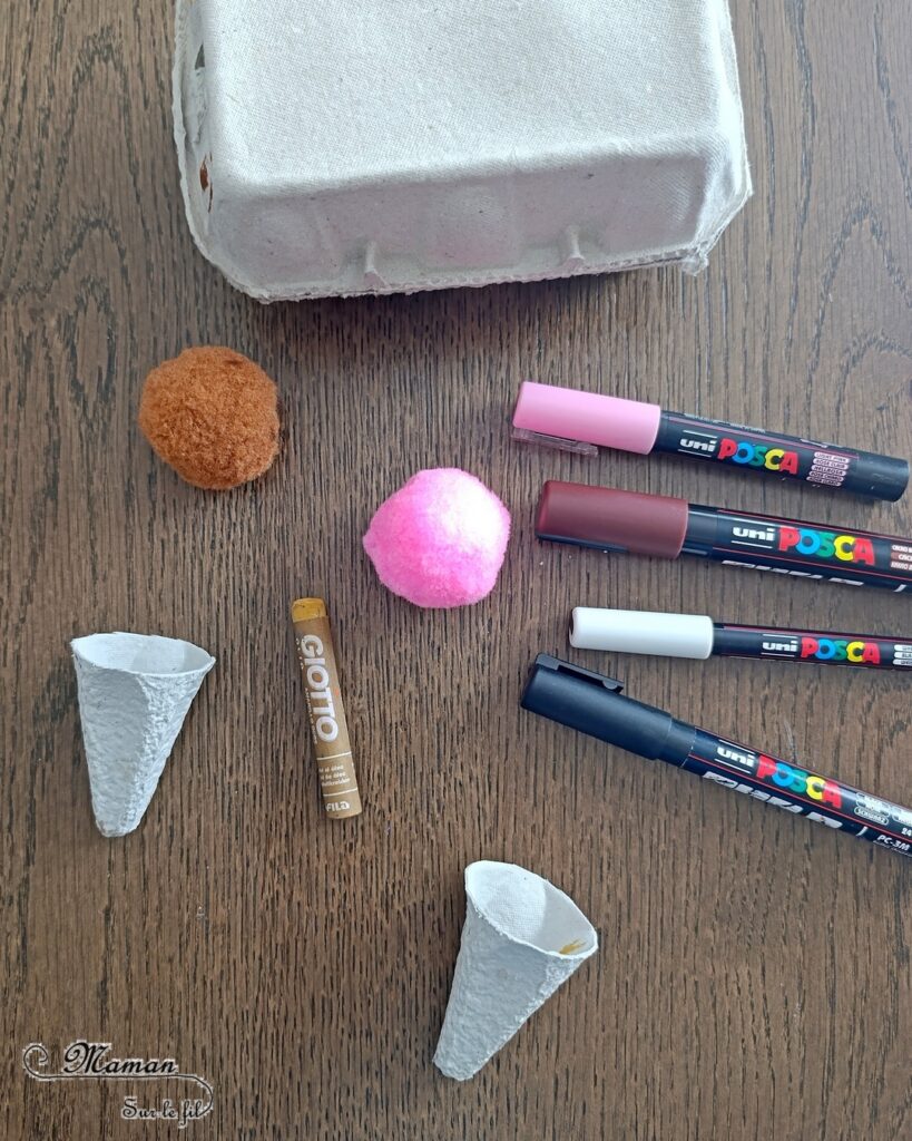Fabriquer des mini glaces avec une boite à oeufs et des pompons : activité créative, récup' et manuelle enfants - Recyclage et surcyclage de boites à oeufs pour le cornet - Mise en couleur avec pastel gras et dessin aux marqueurs Peinture - Boules de glaces avec un gros pompon - Possible de varier les parfums (ici fraise et chocolat - Bricolage facile et rigolo - Thème alimentation, gourmandises sucrées, glaces, été - Bricolage et décoration sympa et facile - Arts visuels maternelle et élémentaire - Cycles 1 et 2 - Créativité - tutoriel photos - mslf