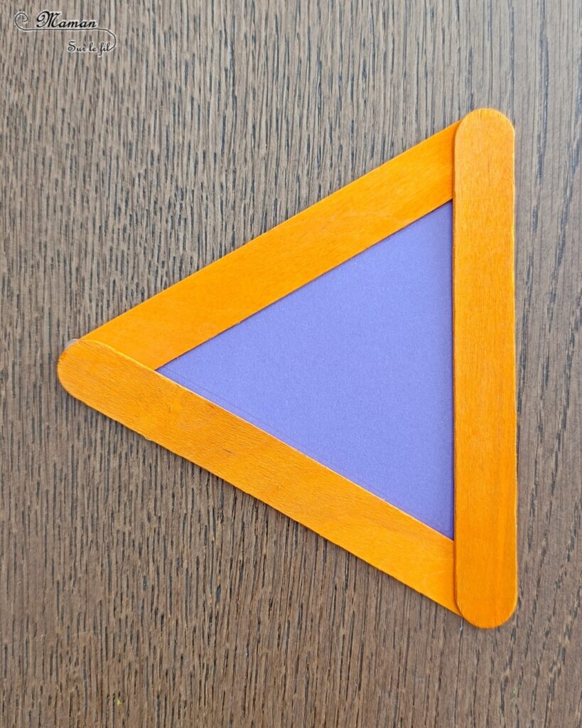 Fabriquer des poissons colorés avec des bâtonnets de bois et des caissettes à cupcakes : activité créative, récup' et manuelle enfants - Recyclage et surcyclage de gros bâtonnets en bois colorés et de caissettes couleurs Arc-en-ciel - Bricolage facile et rigolo - Découpage, collage - Gommettes Yeux - Thème poissons, animaux marins, mer, océans, été, 1er avril - Bricolage et décoration sympa et facile - Arts visuels maternelle et élémentaire - Cycles 1 et 2 - Créativité - tutoriel photos - mslf