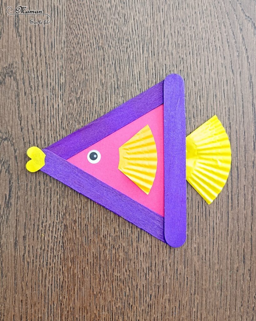 Fabriquer des poissons colorés avec des bâtonnets de bois et des caissettes à cupcakes : activité créative, récup' et manuelle enfants - Recyclage et surcyclage de gros bâtonnets en bois colorés et de caissettes couleurs Arc-en-ciel - Bricolage facile et rigolo - Découpage, collage - Gommettes Yeux - Thème poissons, animaux marins, mer, océans, été, 1er avril - Bricolage et décoration sympa et facile - Arts visuels maternelle et élémentaire - Cycles 1 et 2 - Créativité - tutoriel photos - mslf
