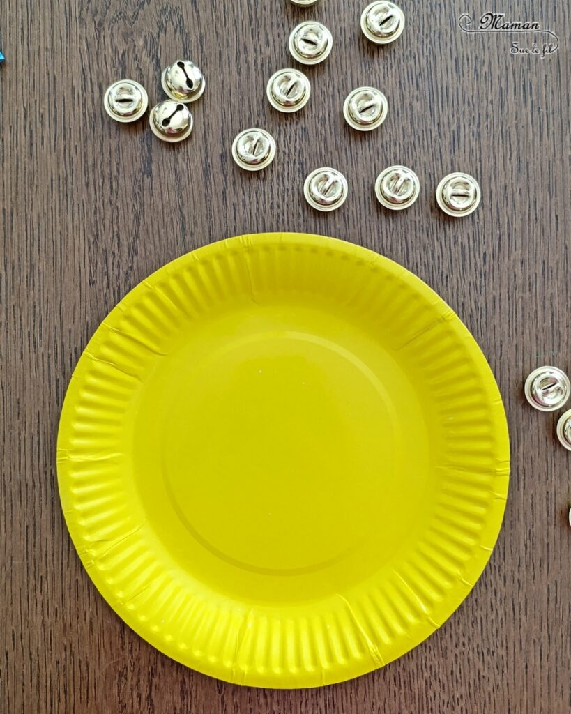 Fabriquer des tambourins Soleils en récup' : activité créative, récup et manuelle enfants - Recyclage, surcyclage d'assiettes en carton - Bricolage, peinture avec des sticks de gouache - Grelots et fils chenille pour la musique - Visage mignon - Bricolage rapide pour la fête de la musique et l'été - Instruments de musique DIY, fait maison - Thème Fête de la musique, été, météo, soleil - Bricolage et décoration sympa et facile - Arts visuels maternelle et élémentaire - Cycles 1 et 2 - Créativité - tutoriel photos et vidéo - mslf