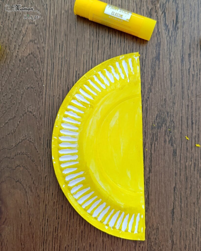 Fabriquer des tambourins Soleils en récup' : activité créative, récup et manuelle enfants - Recyclage, surcyclage d'assiettes en carton - Bricolage, peinture avec des sticks de gouache - Grelots et fils chenille pour la musique - Visage mignon - Bricolage rapide pour la fête de la musique et l'été - Instruments de musique DIY, fait maison - Thème Fête de la musique, été, météo, soleil - Bricolage et décoration sympa et facile - Arts visuels maternelle et élémentaire - Cycles 1 et 2 - Créativité - tutoriel photos et vidéo - mslf