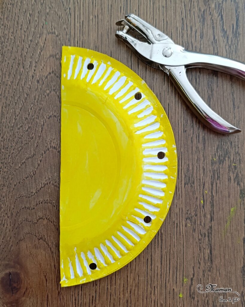 Fabriquer des tambourins Soleils en récup' : activité créative, récup et manuelle enfants - Recyclage, surcyclage d'assiettes en carton - Bricolage, peinture avec des sticks de gouache - Grelots et fils chenille pour la musique - Visage mignon - Bricolage rapide pour la fête de la musique et l'été - Instruments de musique DIY, fait maison - Thème Fête de la musique, été, météo, soleil - Bricolage et décoration sympa et facile - Arts visuels maternelle et élémentaire - Cycles 1 et 2 - Créativité - tutoriel photos et vidéo - mslf