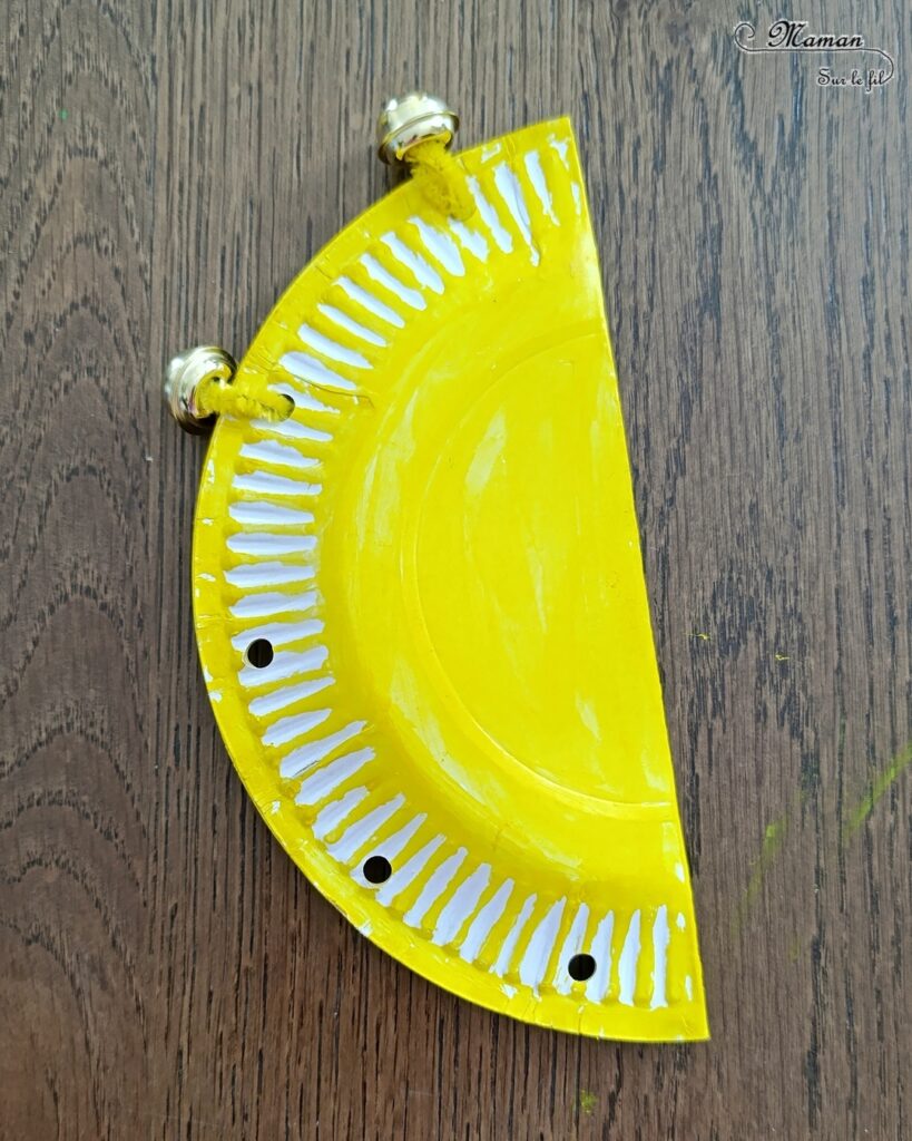 Fabriquer des tambourins Soleils en récup' : activité créative, récup et manuelle enfants - Recyclage, surcyclage d'assiettes en carton - Bricolage, peinture avec des sticks de gouache - Grelots et fils chenille pour la musique - Visage mignon - Bricolage rapide pour la fête de la musique et l'été - Instruments de musique DIY, fait maison - Thème Fête de la musique, été, météo, soleil - Bricolage et décoration sympa et facile - Arts visuels maternelle et élémentaire - Cycles 1 et 2 - Créativité - tutoriel photos et vidéo - mslf