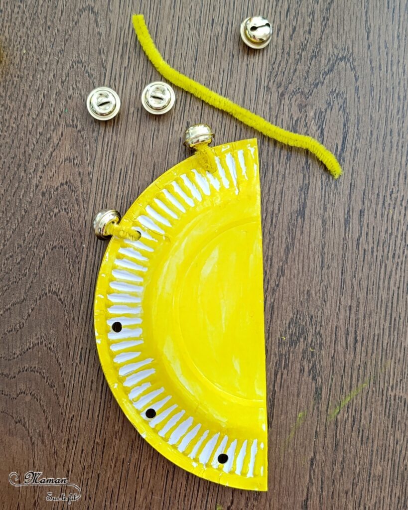 Fabriquer des tambourins Soleils en récup' : activité créative, récup et manuelle enfants - Recyclage, surcyclage d'assiettes en carton - Bricolage, peinture avec des sticks de gouache - Grelots et fils chenille pour la musique - Visage mignon - Bricolage rapide pour la fête de la musique et l'été - Instruments de musique DIY, fait maison - Thème Fête de la musique, été, météo, soleil - Bricolage et décoration sympa et facile - Arts visuels maternelle et élémentaire - Cycles 1 et 2 - Créativité - tutoriel photos et vidéo - mslf