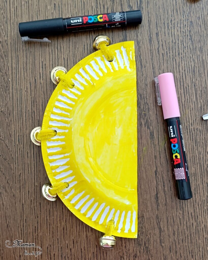 Fabriquer des tambourins Soleils en récup' : activité créative, récup et manuelle enfants - Recyclage, surcyclage d'assiettes en carton - Bricolage, peinture avec des sticks de gouache - Grelots et fils chenille pour la musique - Visage mignon - Bricolage rapide pour la fête de la musique et l'été - Instruments de musique DIY, fait maison - Thème Fête de la musique, été, météo, soleil - Bricolage et décoration sympa et facile - Arts visuels maternelle et élémentaire - Cycles 1 et 2 - Créativité - tutoriel photos et vidéo - mslf
