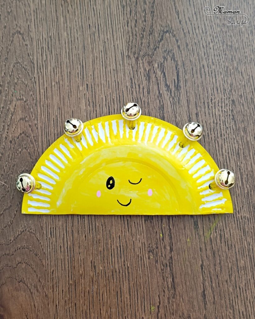 Fabriquer des tambourins Soleils en récup' : activité créative, récup et manuelle enfants - Recyclage, surcyclage d'assiettes en carton - Bricolage, peinture avec des sticks de gouache - Grelots et fils chenille pour la musique - Visage mignon - Bricolage rapide pour la fête de la musique et l'été - Instruments de musique DIY, fait maison - Thème Fête de la musique, été, météo, soleil - Bricolage et décoration sympa et facile - Arts visuels maternelle et élémentaire - Cycles 1 et 2 - Créativité - tutoriel photos et vidéo - mslf