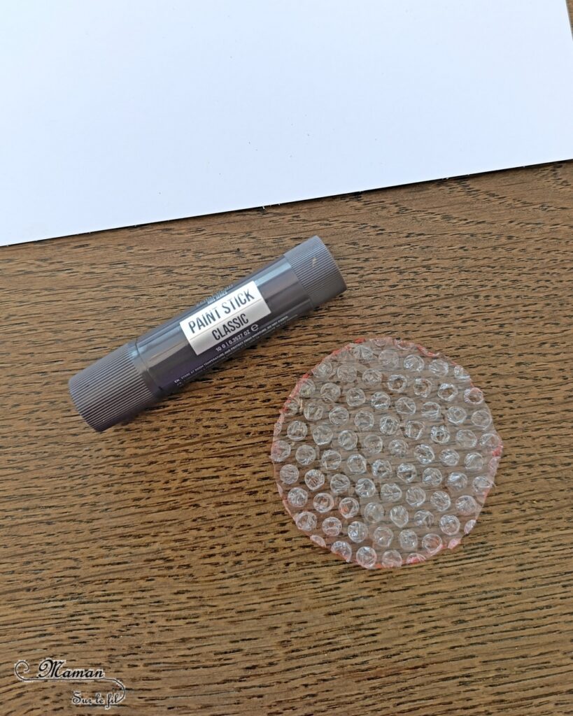 Peindre un tournesol avec des empreintes de feuilles : activité créative, peinture et manuelle enfants - Peinture avec des éléments de la nature - Empreintes de feuilles faites avec de la gouache en stick - Papier à bulles pour le coeur du tournesol - Dessin et graphismes - Land Art et Nature - Thème Fleurs, printemps, été, soleil - Bricolage et décoration sympa et facile - Arts visuels maternelle et élémentaire - Cycles 1 et 2 - Créativité - tutoriel photos et vidéo - mslf