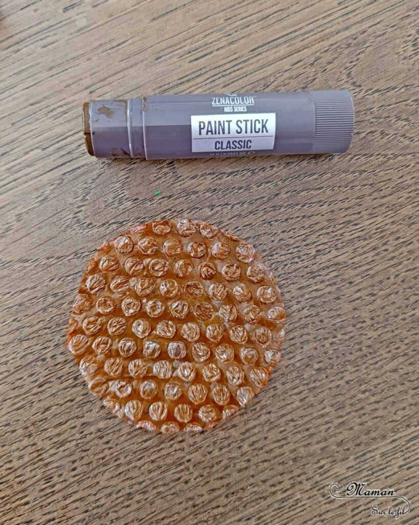 Peindre un tournesol avec des empreintes de feuilles : activité créative, peinture et manuelle enfants - Peinture avec des éléments de la nature - Empreintes de feuilles faites avec de la gouache en stick - Papier à bulles pour le coeur du tournesol - Dessin et graphismes - Land Art et Nature - Thème Fleurs, printemps, été, soleil - Bricolage et décoration sympa et facile - Arts visuels maternelle et élémentaire - Cycles 1 et 2 - Créativité - tutoriel photos et vidéo - mslf