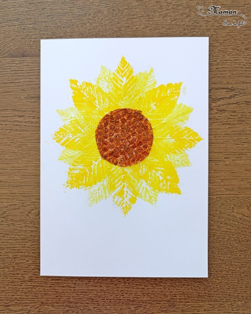 Peindre un tournesol avec des empreintes de feuilles : activité créative, peinture et manuelle enfants - Peinture avec des éléments de la nature - Empreintes de feuilles faites avec de la gouache en stick - Papier à bulles pour le coeur du tournesol - Dessin et graphismes - Land Art et Nature - Thème Fleurs, printemps, été, soleil - Bricolage et décoration sympa et facile - Arts visuels maternelle et élémentaire - Cycles 1 et 2 - Créativité - tutoriel photos et vidéo - mslf