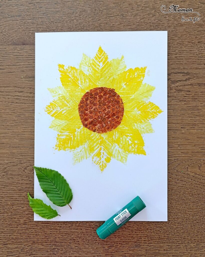 Peindre un tournesol avec des empreintes de feuilles : activité créative, peinture et manuelle enfants - Peinture avec des éléments de la nature - Empreintes de feuilles faites avec de la gouache en stick - Papier à bulles pour le coeur du tournesol - Dessin et graphismes - Land Art et Nature - Thème Fleurs, printemps, été, soleil - Bricolage et décoration sympa et facile - Arts visuels maternelle et élémentaire - Cycles 1 et 2 - Créativité - tutoriel photos et vidéo - mslf
