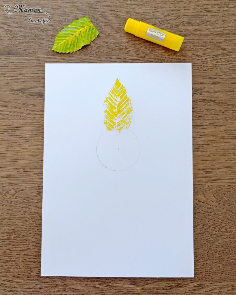 Peindre un tournesol avec des empreintes de feuilles : activité créative, peinture et manuelle enfants - Peinture avec des éléments de la nature - Empreintes de feuilles faites avec de la gouache en stick - Papier à bulles pour le coeur du tournesol - Dessin et graphismes - Land Art et Nature - Thème Fleurs, printemps, été, soleil - Bricolage et décoration sympa et facile - Arts visuels maternelle et élémentaire - Cycles 1 et 2 - Créativité - tutoriel photos et vidéo - mslf