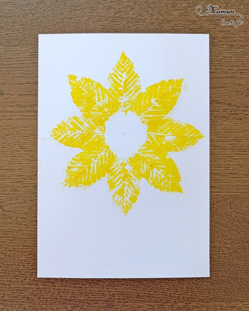 Peindre un tournesol avec des empreintes de feuilles : activité créative, peinture et manuelle enfants - Peinture avec des éléments de la nature - Empreintes de feuilles faites avec de la gouache en stick - Papier à bulles pour le coeur du tournesol - Dessin et graphismes - Land Art et Nature - Thème Fleurs, printemps, été, soleil - Bricolage et décoration sympa et facile - Arts visuels maternelle et élémentaire - Cycles 1 et 2 - Créativité - tutoriel photos et vidéo - mslf
