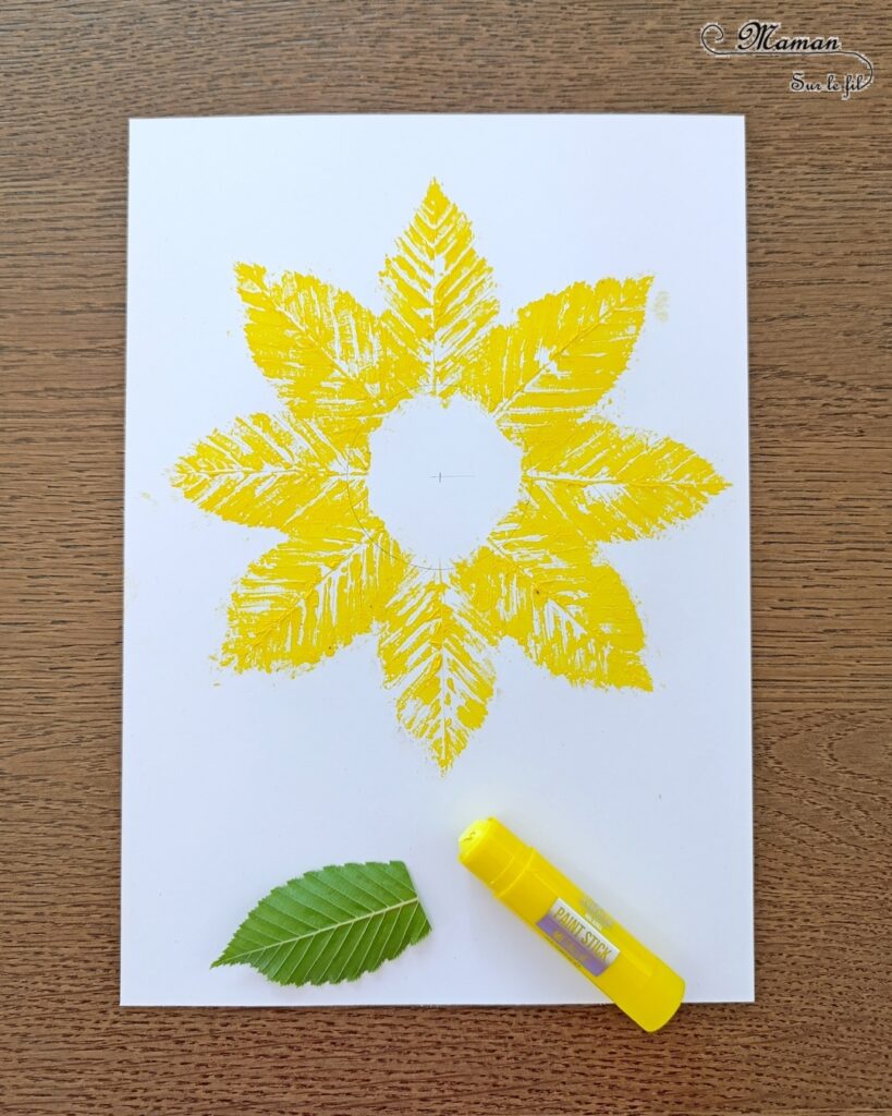 Peindre un tournesol avec des empreintes de feuilles : activité créative, peinture et manuelle enfants - Peinture avec des éléments de la nature - Empreintes de feuilles faites avec de la gouache en stick - Papier à bulles pour le coeur du tournesol - Dessin et graphismes - Land Art et Nature - Thème Fleurs, printemps, été, soleil - Bricolage et décoration sympa et facile - Arts visuels maternelle et élémentaire - Cycles 1 et 2 - Créativité - tutoriel photos et vidéo - mslf