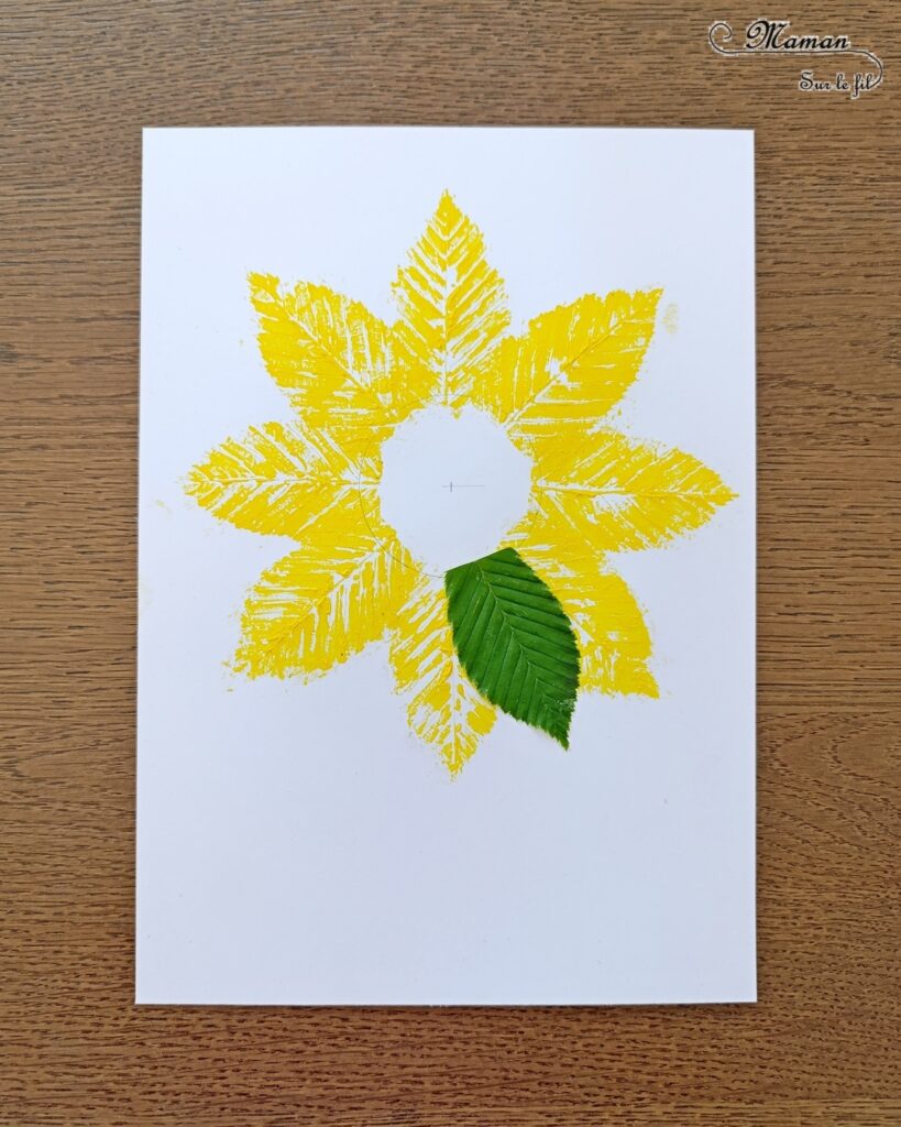 Peindre un tournesol avec des empreintes de feuilles : activité créative, peinture et manuelle enfants - Peinture avec des éléments de la nature - Empreintes de feuilles faites avec de la gouache en stick - Papier à bulles pour le coeur du tournesol - Dessin et graphismes - Land Art et Nature - Thème Fleurs, printemps, été, soleil - Bricolage et décoration sympa et facile - Arts visuels maternelle et élémentaire - Cycles 1 et 2 - Créativité - tutoriel photos et vidéo - mslf