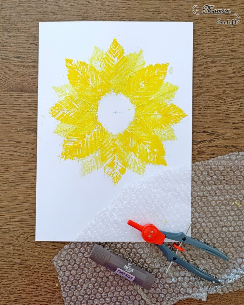 Peindre un tournesol avec des empreintes de feuilles : activité créative, peinture et manuelle enfants - Peinture avec des éléments de la nature - Empreintes de feuilles faites avec de la gouache en stick - Papier à bulles pour le coeur du tournesol - Dessin et graphismes - Land Art et Nature - Thème Fleurs, printemps, été, soleil - Bricolage et décoration sympa et facile - Arts visuels maternelle et élémentaire - Cycles 1 et 2 - Créativité - tutoriel photos et vidéo - mslf