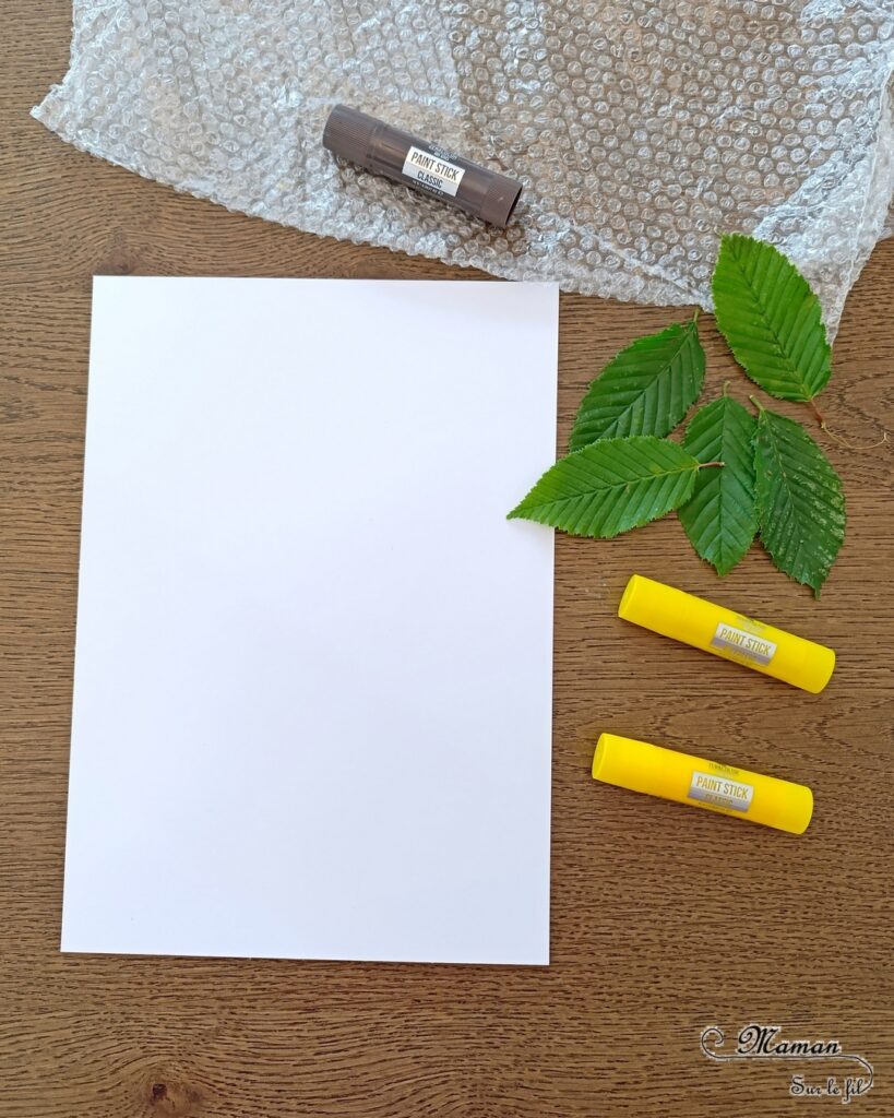 Peindre un tournesol avec des empreintes de feuilles : activité créative, peinture et manuelle enfants - Peinture avec des éléments de la nature - Empreintes de feuilles faites avec de la gouache en stick - Papier à bulles pour le coeur du tournesol - Dessin et graphismes - Land Art et Nature - Thème Fleurs, printemps, été, soleil - Bricolage et décoration sympa et facile - Arts visuels maternelle et élémentaire - Cycles 1 et 2 - Créativité - tutoriel photos et vidéo - mslf