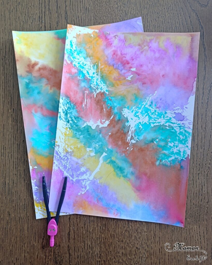 Créer des poissons multicolores au papier aluminium et feutres : activité créative, peinture et manuelle enfants - Fond bleu avec la technique de l'encre et du gros sel - Pour les poissons colorés, technique des feutres, du papier aluminium et de l'eau - Découpage, collage, cercle, coeurs - Gommettes Yeux - Thème poissons, animaux marins, mer, océans, été, 1er avril - Bricolage et décoration sympa et facile - Arts visuels maternelle et élémentaire - Cycles 1 et 2 - Créativité - tutoriel photos - mslf