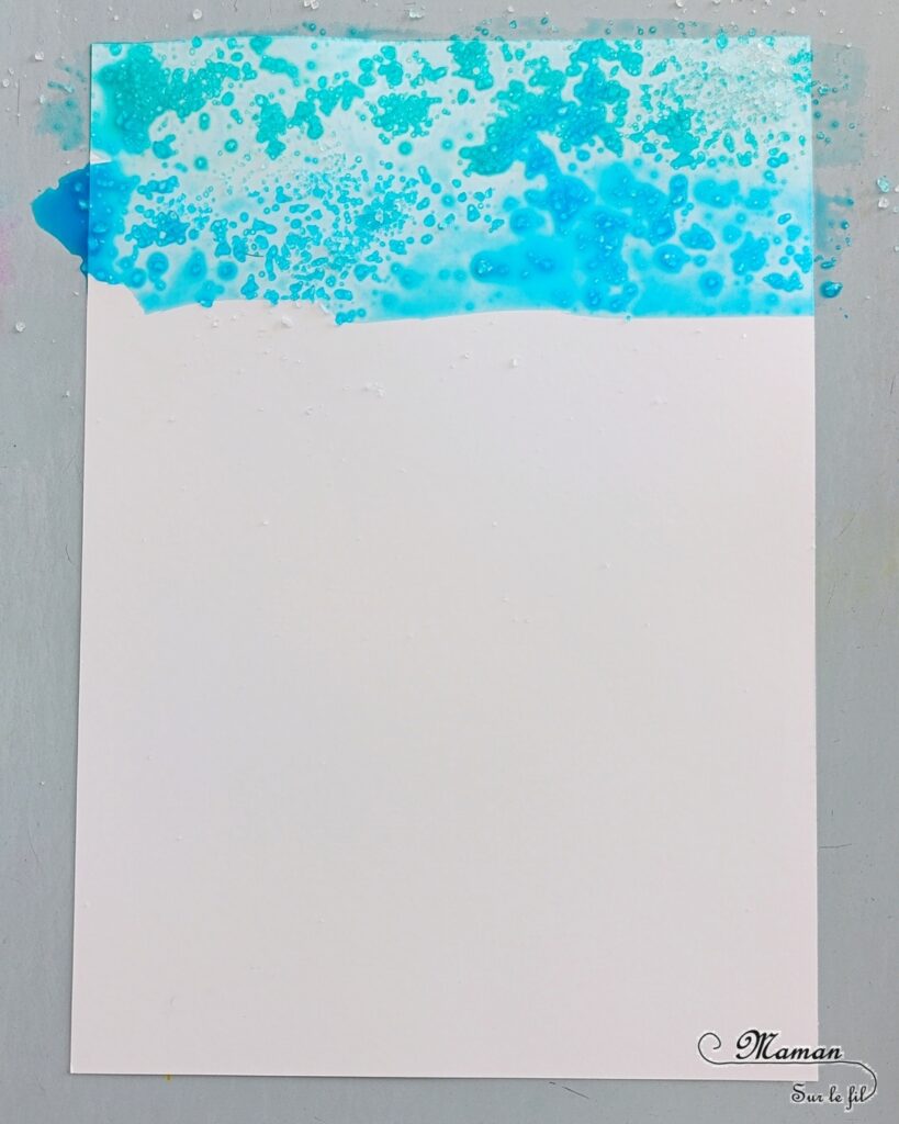 Créer des poissons multicolores au papier aluminium et feutres : activité créative, peinture et manuelle enfants - Fond bleu avec la technique de l'encre et du gros sel - Pour les poissons colorés, technique des feutres, du papier aluminium et de l'eau - Découpage, collage, cercle, coeurs - Gommettes Yeux - Thème poissons, animaux marins, mer, océans, été, 1er avril - Bricolage et décoration sympa et facile - Arts visuels maternelle et élémentaire - Cycles 1 et 2 - Créativité - tutoriel photos - mslf