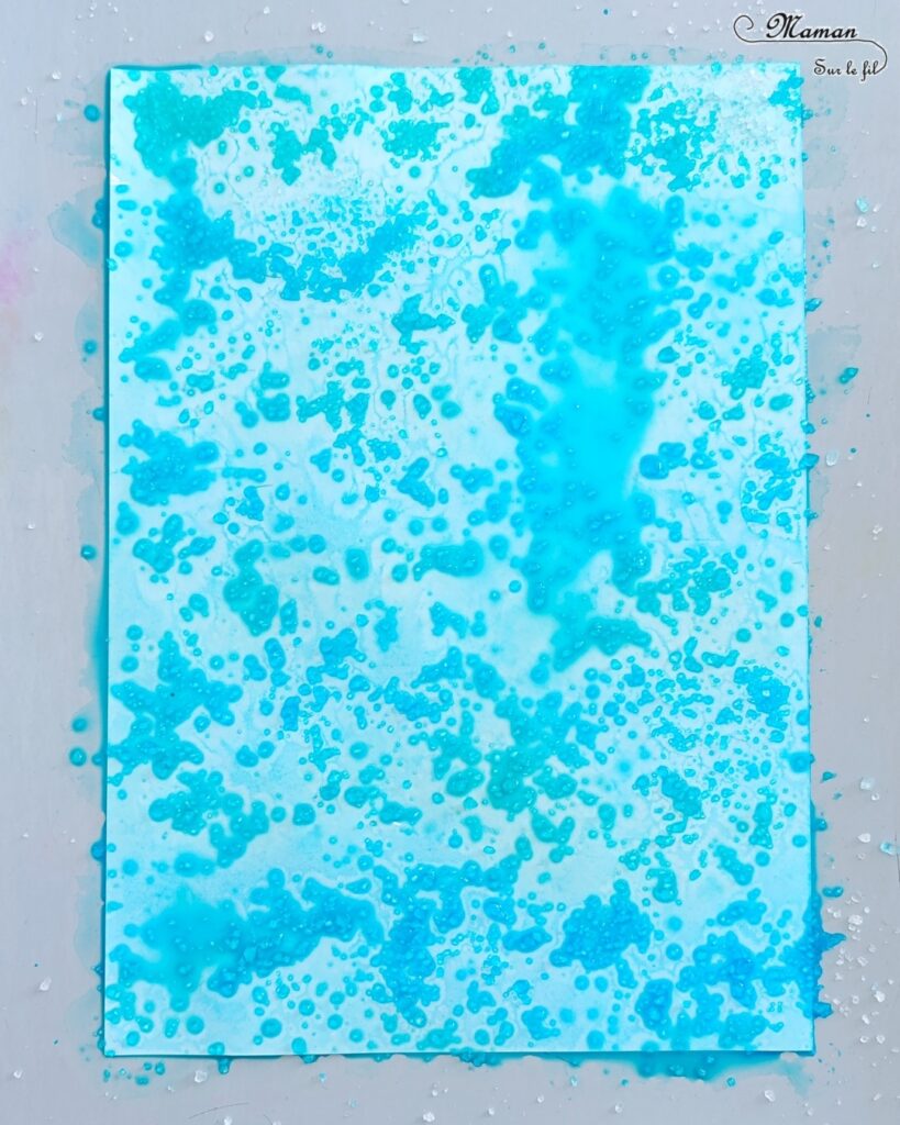 Créer des poissons multicolores au papier aluminium et feutres : activité créative, peinture et manuelle enfants - Fond bleu avec la technique de l'encre et du gros sel - Pour les poissons colorés, technique des feutres, du papier aluminium et de l'eau - Découpage, collage, cercle, coeurs - Gommettes Yeux - Thème poissons, animaux marins, mer, océans, été, 1er avril - Bricolage et décoration sympa et facile - Arts visuels maternelle et élémentaire - Cycles 1 et 2 - Créativité - tutoriel photos - mslf