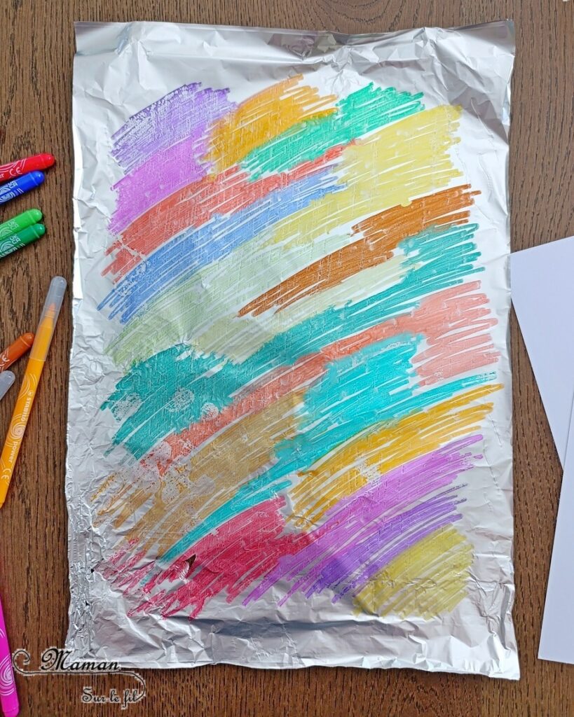 Créer des poissons multicolores au papier aluminium et feutres : activité créative, peinture et manuelle enfants - Fond bleu avec la technique de l'encre et du gros sel - Pour les poissons colorés, technique des feutres, du papier aluminium et de l'eau - Découpage, collage, cercle, coeurs - Gommettes Yeux - Thème poissons, animaux marins, mer, océans, été, 1er avril - Bricolage et décoration sympa et facile - Arts visuels maternelle et élémentaire - Cycles 1 et 2 - Créativité - tutoriel photos - mslf