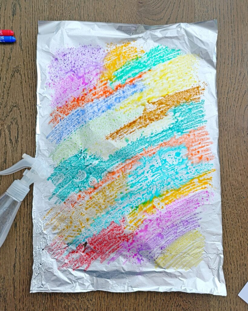 Créer des poissons multicolores au papier aluminium et feutres : activité créative, peinture et manuelle enfants - Fond bleu avec la technique de l'encre et du gros sel - Pour les poissons colorés, technique des feutres, du papier aluminium et de l'eau - Découpage, collage, cercle, coeurs - Gommettes Yeux - Thème poissons, animaux marins, mer, océans, été, 1er avril - Bricolage et décoration sympa et facile - Arts visuels maternelle et élémentaire - Cycles 1 et 2 - Créativité - tutoriel photos - mslf